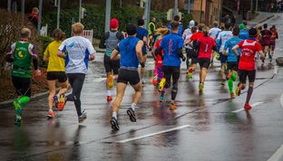 开云体育充值-“武汉马拉松赛道：谁能在最后冲刺中力压群雄？”