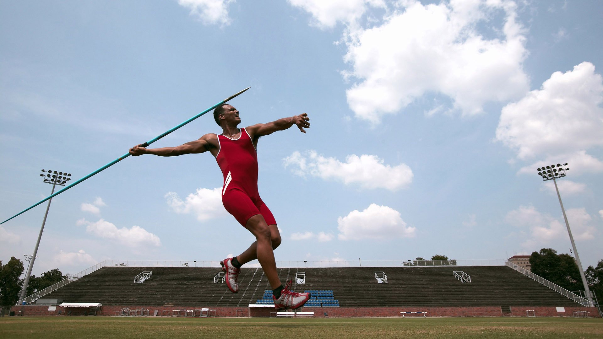 冠军蝶泳划水周期全程无明显波动，蝶泳 决赛